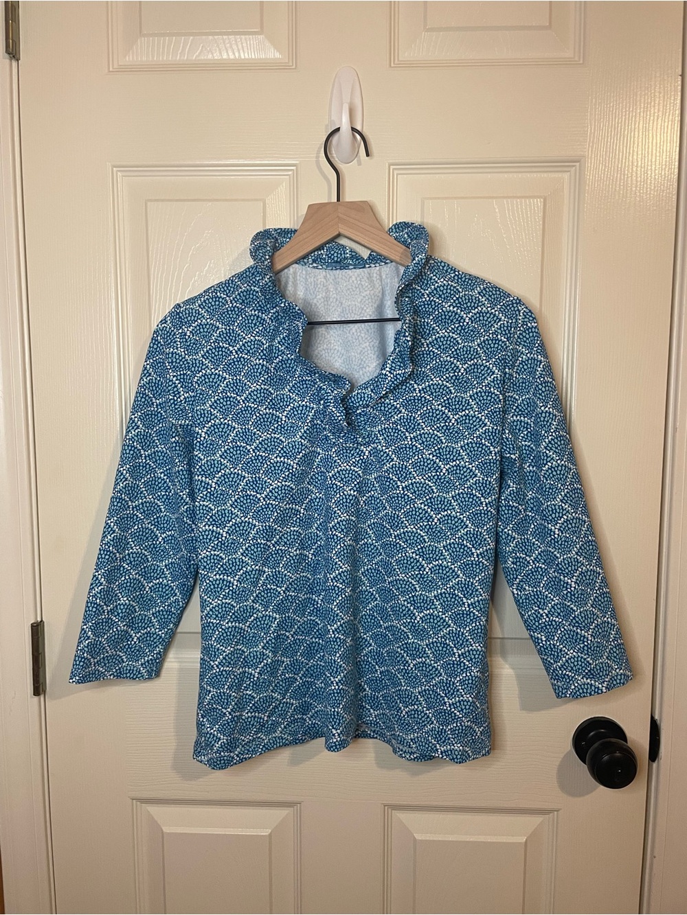 J McLaughlin Durham Ruffle Top 3/4 Sleeve in Blue Seashell Print Size Medium